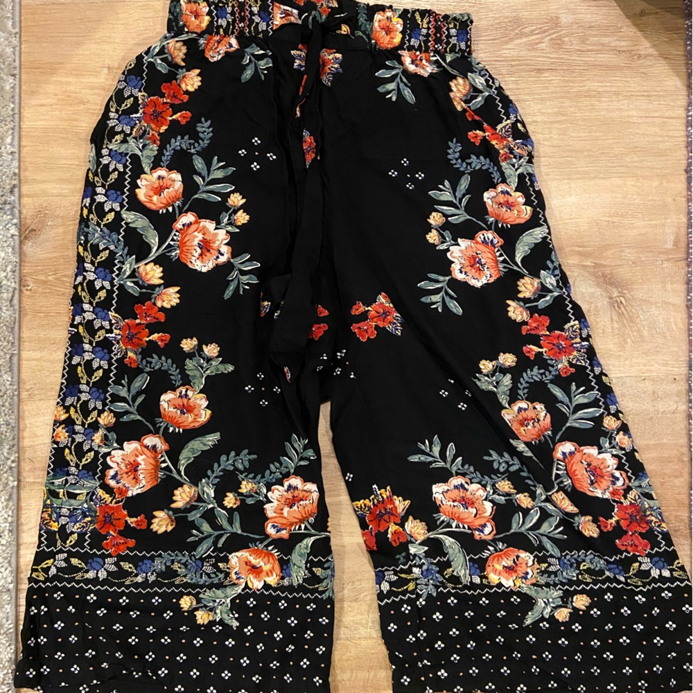 Cutie floral pants!